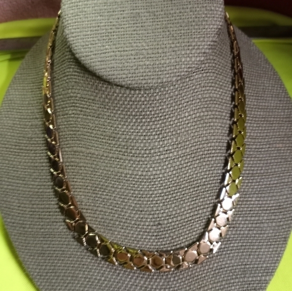 Goldtone modern style choker Necklace 17 inches long - Picture 1 of 8